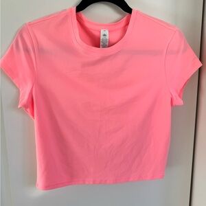 Alo Yoga Women’s Neon Pink Cropped Athletic T Shirt Top Size Large L Workout Tee